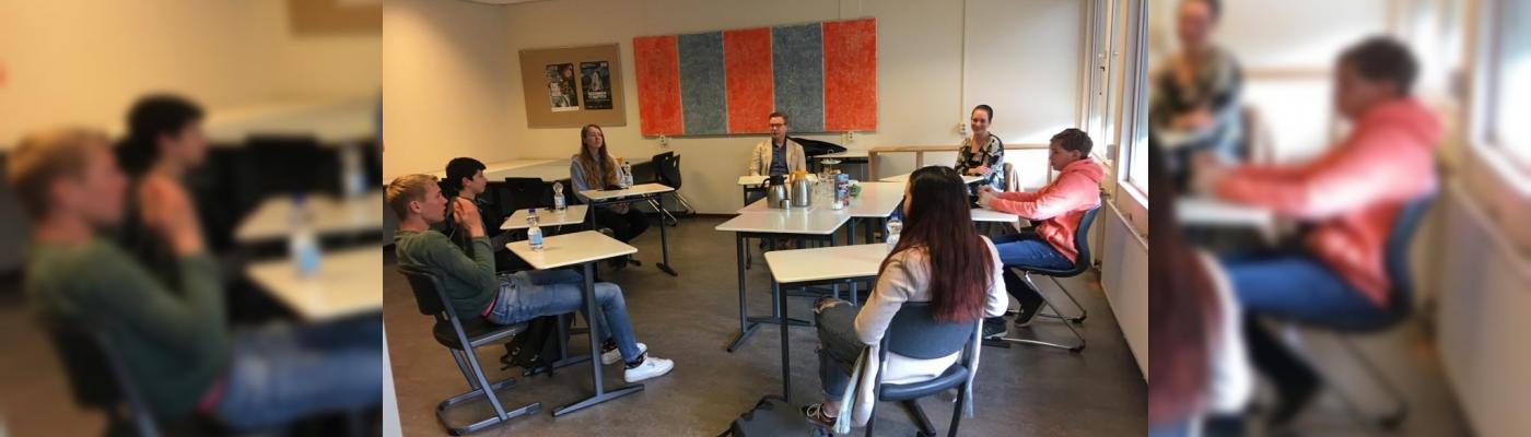Wethouder Bouwman in gesprek met leerlingen