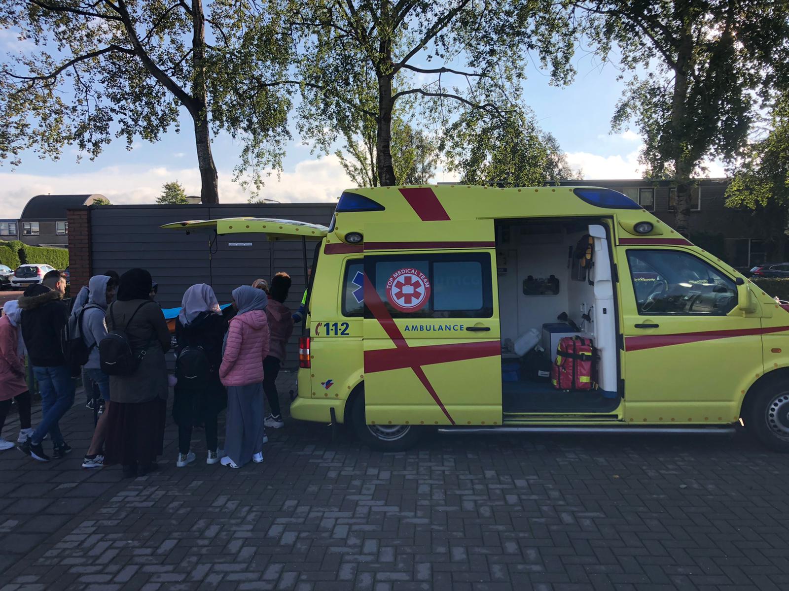 De leerlingen konden een kijkje nemen bij de ambulance