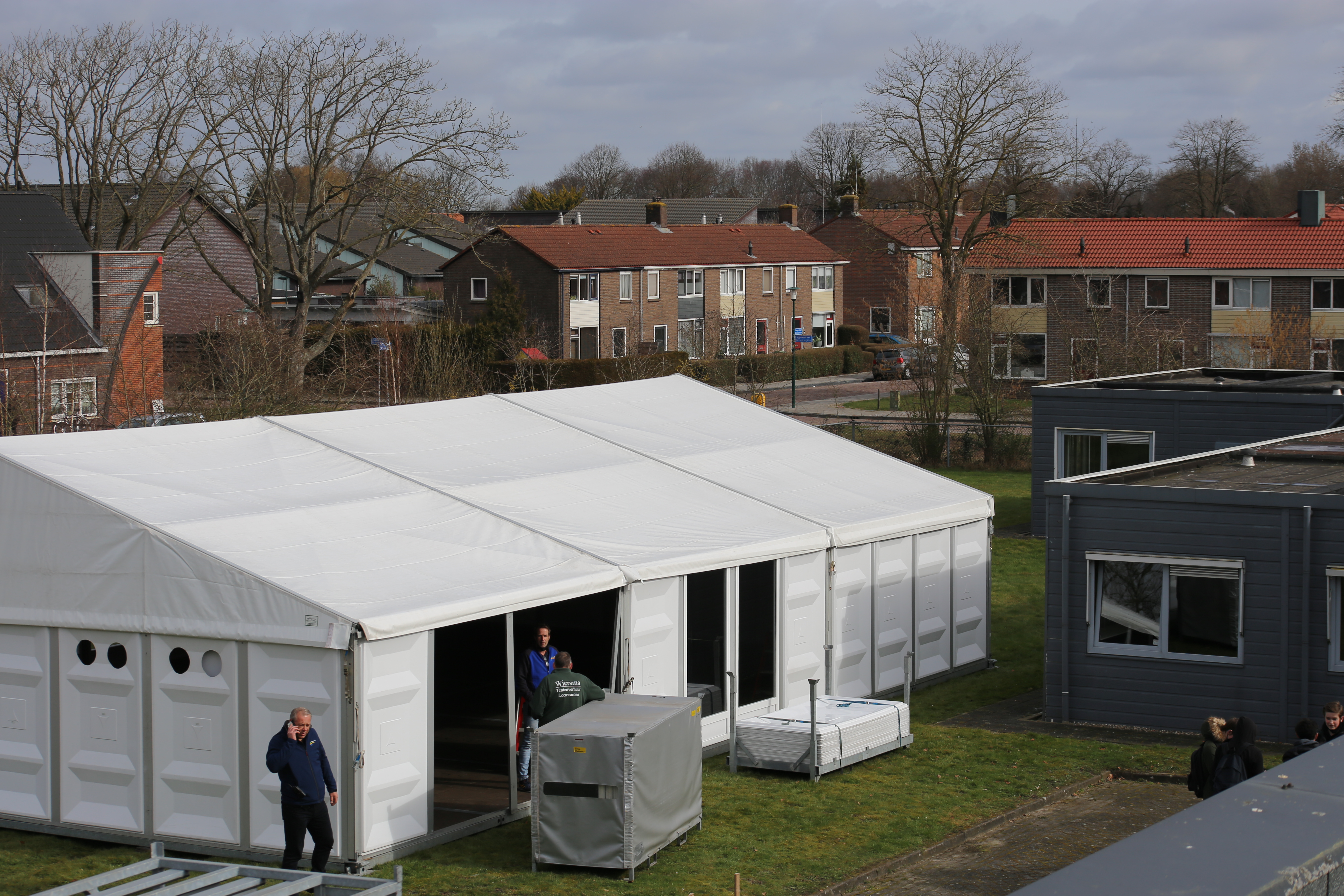 1 van de tenten in opbouw