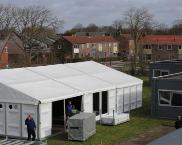 1 van de tenten in opbouw