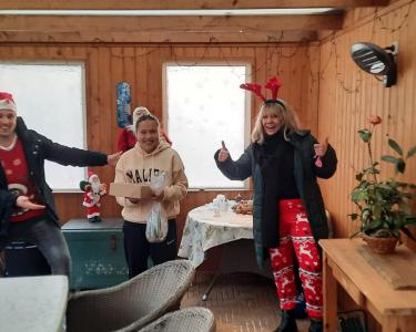 Mevrouw Scholte en meneer Schippers overhandigen kerstlunchbox aan Arrianne Bouwer