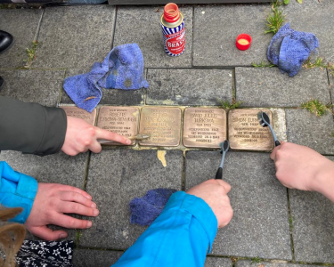 Leerlingen poetsen stroffelstiennen Stroffelstiennen