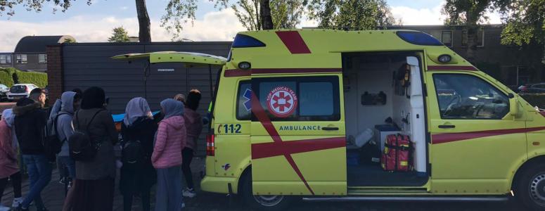 De leerlingen konden een kijkje nemen bij de ambulance