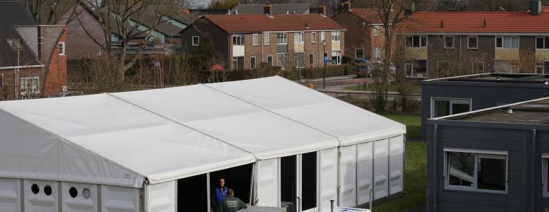 1 van de tenten in opbouw