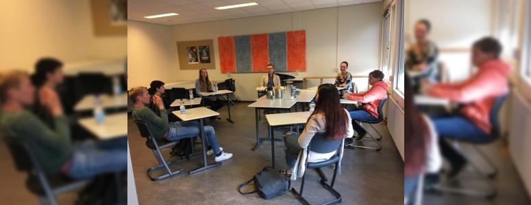 Wethouder Bouwman in gesprek met leerlingen