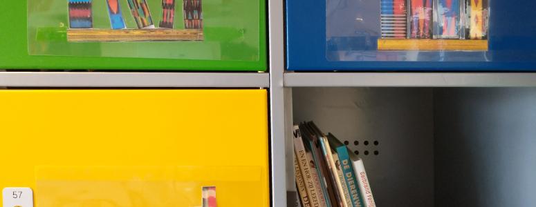 De bibliotheek is te vinden in de kantine.