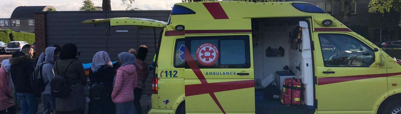 De leerlingen konden een kijkje nemen bij de ambulance