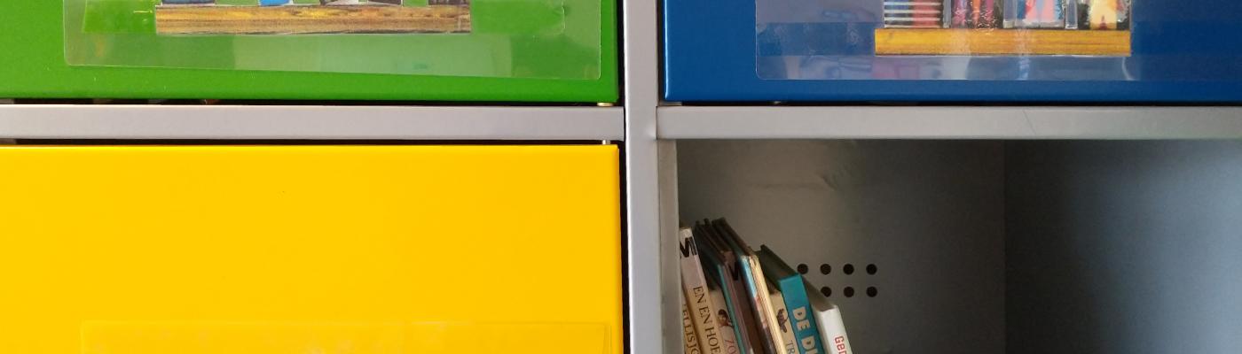 De bibliotheek is te vinden in de kantine.